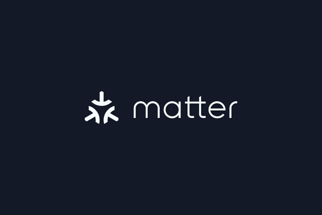 Logo oficial del protocolo Matter sobre un fondo de dispositivos de hogar inteligente interconectados
