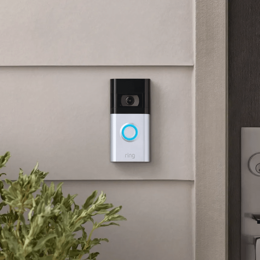 El Ring Video Doorbell 4 mostrando su diseño clásico y la batería extraíble, ideal para una recarga fácil