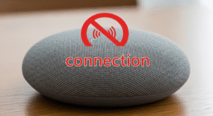 Un altavoz Google Home Mini que no responde, ilustrando problemas comunes de conexión y software.